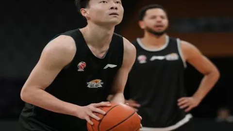 传奇球迷离世前最后的告别：戴琳沉默真相？筹款之举，他坚守分文不取！